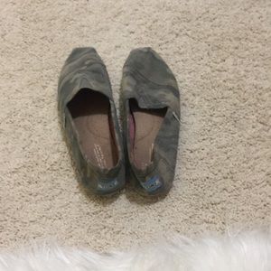 Worn once Camo Toms! Size 9 in women’s